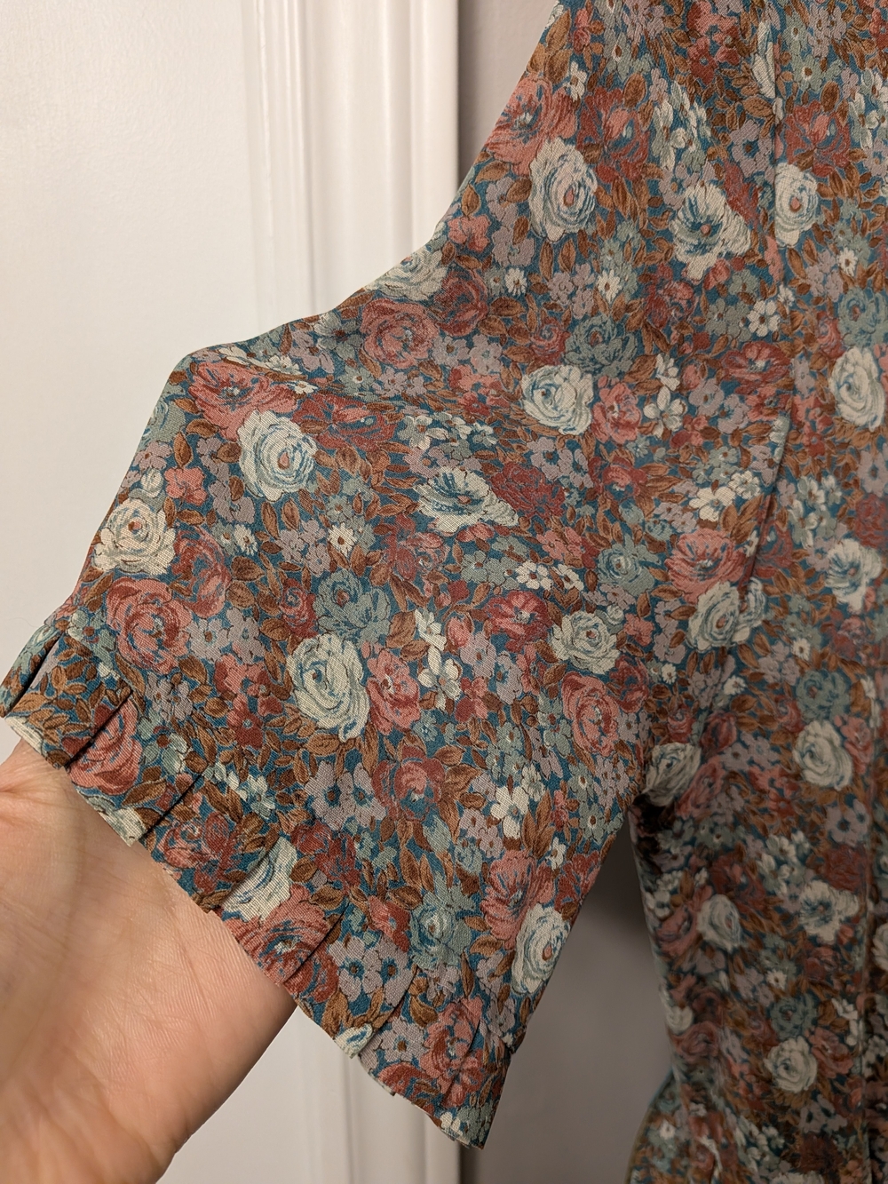 Vintage Japanese Floral Pleated Midi - Like New - Picture 6 of 10